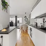 Modern And Stylish In Leilighet *
